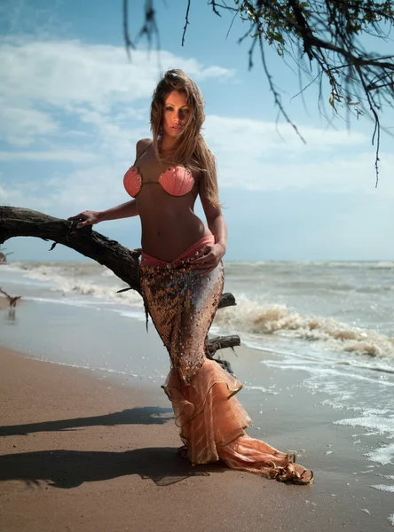Mujer en vestido exótico de pie en la playa —  Fotos de Stock