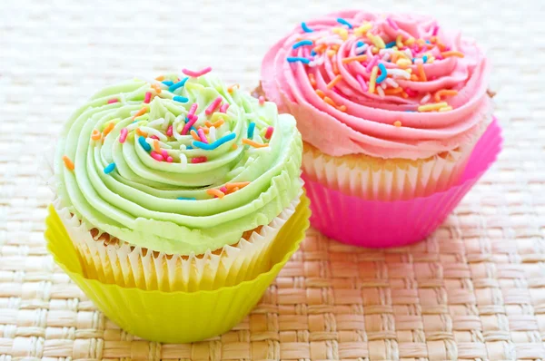 Vanilla cupcakes with strawberry and lime icing — Stock Photo, Image