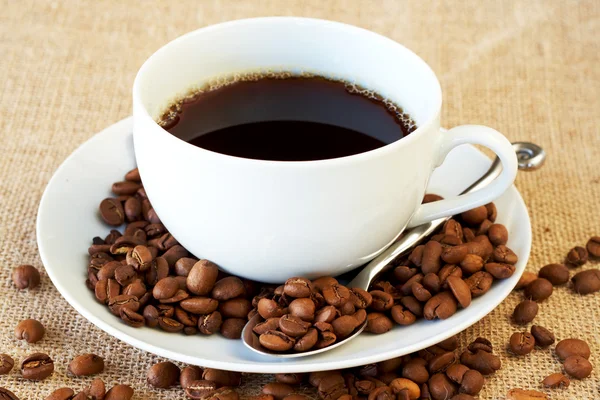 Чашка кофе с кофейными зёрнами — стоковое фото