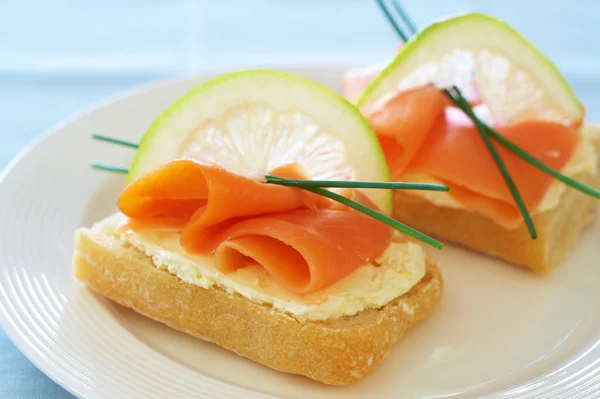 Smoked salmon and cream cheese on white bread — Stock Photo, Image