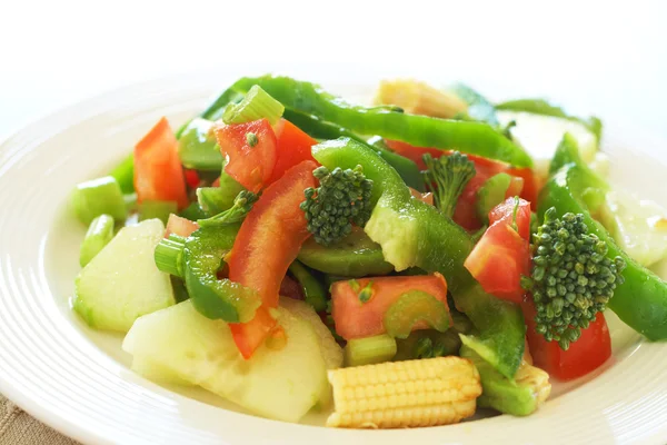 Friss saláta uborka, paradicsom és paprika — Stock Fotó