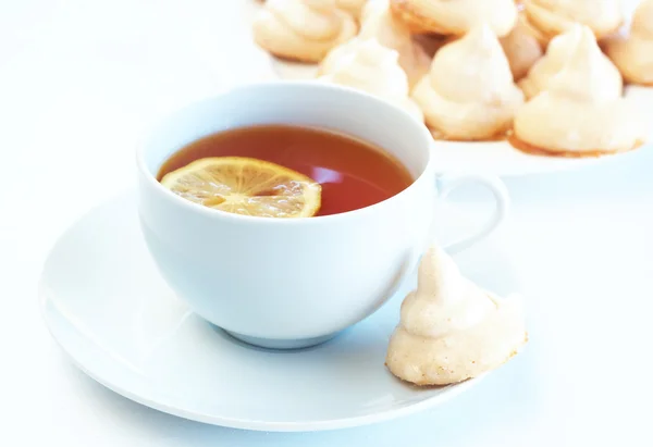 Cup of tea with lemon and meringue cookies — Stock Photo, Image