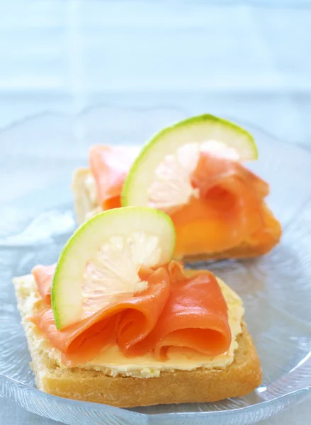 Smoked salmon and cream cheese on white bread — Stock Photo, Image