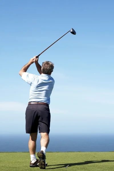 Tee kutusunu kapatın oynarken üst düzey erkek golfçü — Stok fotoğraf