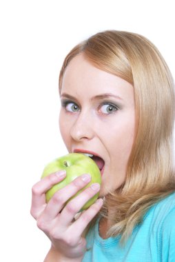 kız o elmayı ısırır