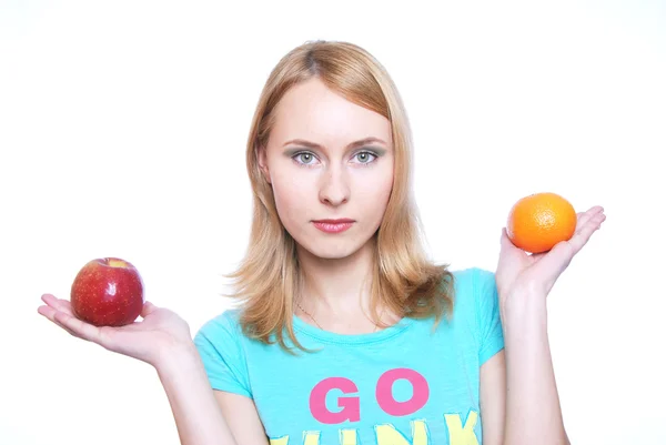 A lány egy alma és egy narancs — Stock Fotó