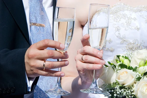 El novio sobre la novia se felicitan uno a otro — Foto de Stock