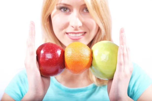 Het meisje geeft vruchten — Stockfoto