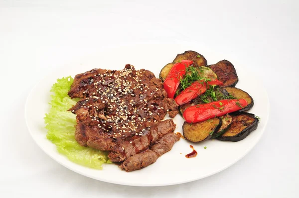 Carne de bovino assada com legumes — Fotografia de Stock