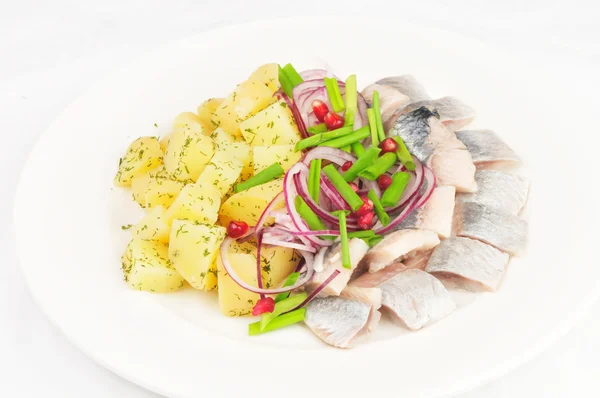 Bir balıkla haşlanmış patates — Stok fotoğraf