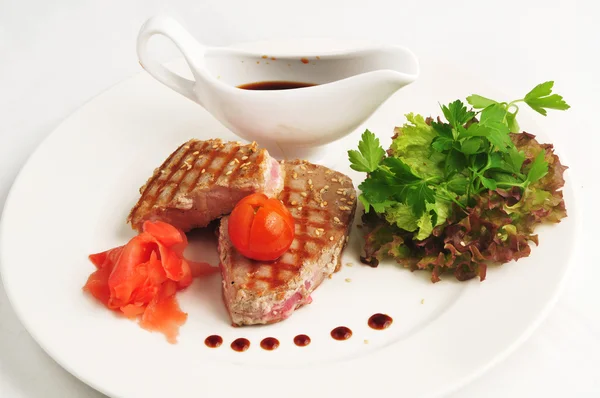 Et mangal salata ve sos ile — Stok fotoğraf
