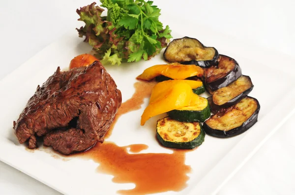 Rundvlees gebakken met groenten — Stockfoto