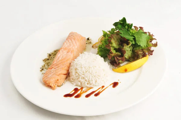 Варений лосось з рисом та салатом — стокове фото
