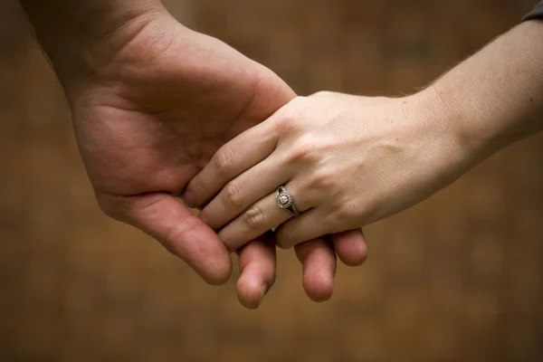 手を繋いでいる愛情のある結婚されていたカップル — ストック写真