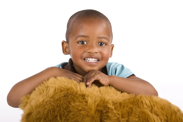 Очаровательный 3-летний черный или афроамериканец с игрушечным медведем, улыбающимся — стоковое фото