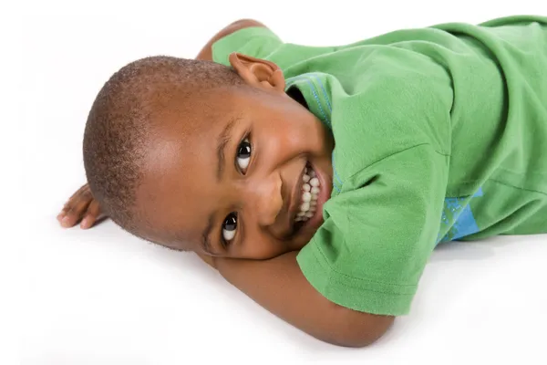 Bedårande 3 år gammal svart eller amerikansk pojke med ett leende — Stockfoto