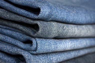 Mavi kot jeans closeup farklı türde bir yığın