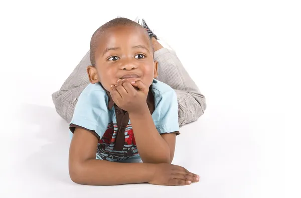 Schattig 3 jaar oude zwarte of Afro-Amerikaanse jongen glimlachend handen op kin — Stockfoto