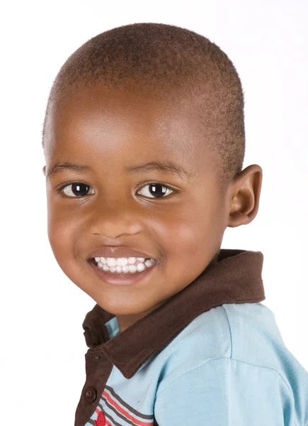 Gülümseyen sevimli 3 yaşındaki siyah ya da Afro-Amerikan çocuk - Stok İmaj