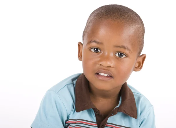 Adorabile 3 anno vecchio nero o africano-americano ragazzo sorridente Foto Stock