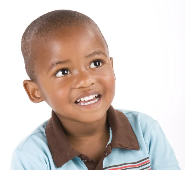 Entzückender 3-jähriger schwarzer oder afrikanisch-amerikanischer Junge lächelt Stockbild