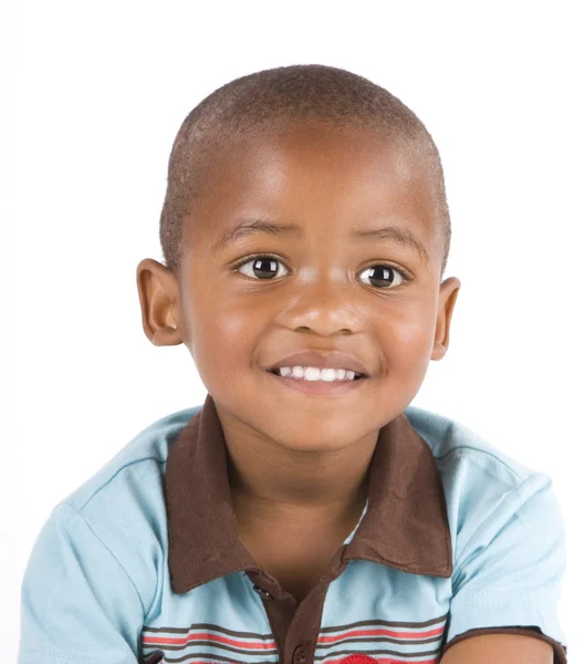 Bedårande 3 år gammal svart eller afroamerikansk pojke leende Stockfoto