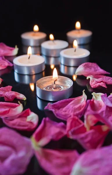 Candles and petals — Stock Photo, Image