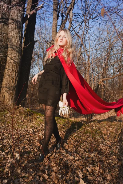 Blond kvinna i skogen — Stockfoto