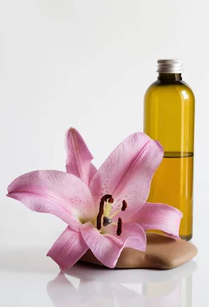 Массажное масло и лилия — стоковое фото