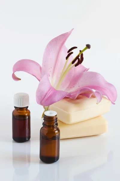 Esenciální olej, mýdlo, lilie — Stock fotografie