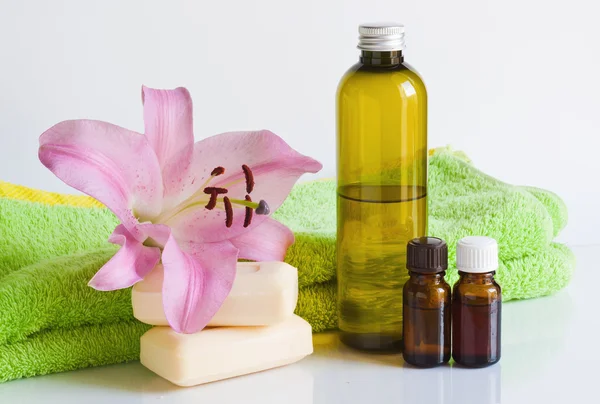 Etherische olie, zeep, lily, handdoeken — Stockfoto