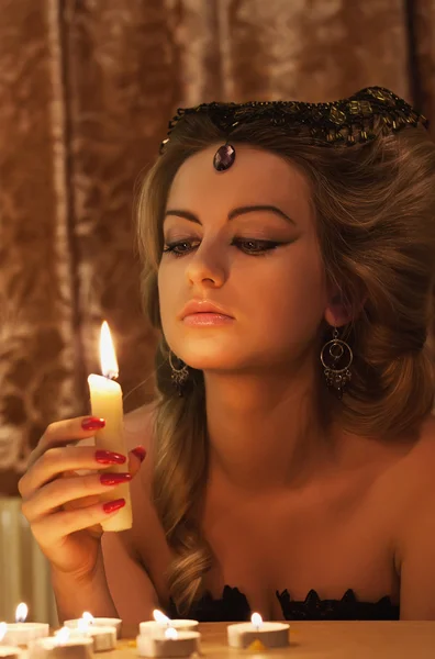 Žena se svíčkou — Stock fotografie