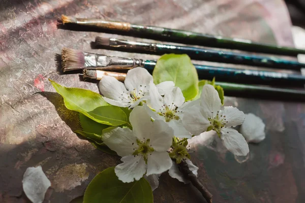 Sanat boya fırçalar, palet, çiçek — Stok fotoğraf