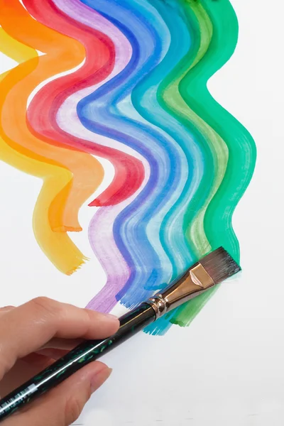 Sanatçının el ve boya fırçası — Stok fotoğraf