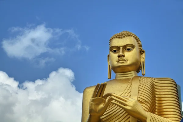 Estátua de Buda de Ouro em Dambulla, Sri Lanka — Fotografia de Stock