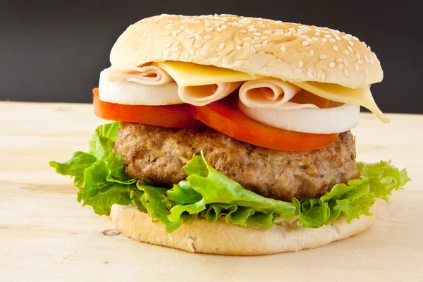 Burger duży — Zdjęcie stockowe