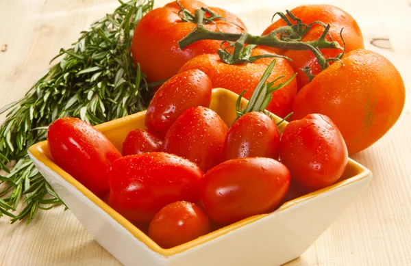 Tomato and herbs — Stock Photo, Image