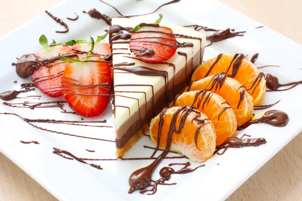 Gâteau et fraise — Photo