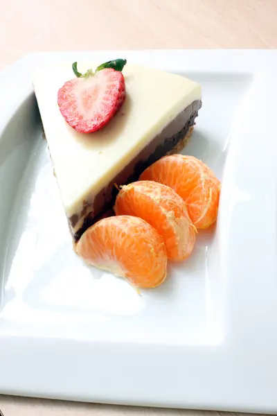 Tårta och jordgubbe — Stockfoto