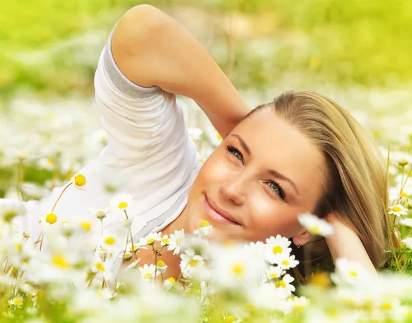 Mooie vrouwelijke opleggen van de bloem geplaatst — Stockfoto