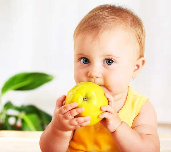 Pequeño bebé comiendo manzana — Foto de Stock