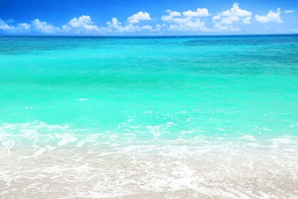 Vakker strand i blått hav – stockfoto