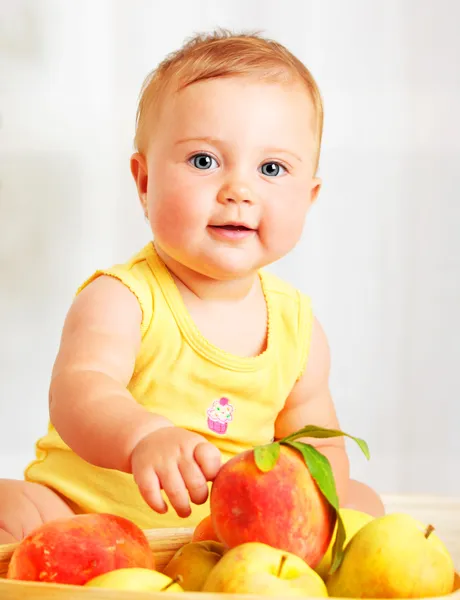 Pequeno bebê escolhendo frutas — Fotografia de Stock