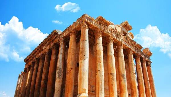 Jupiters tempel över blå himmel, baalbek, Libanon — Stockfoto