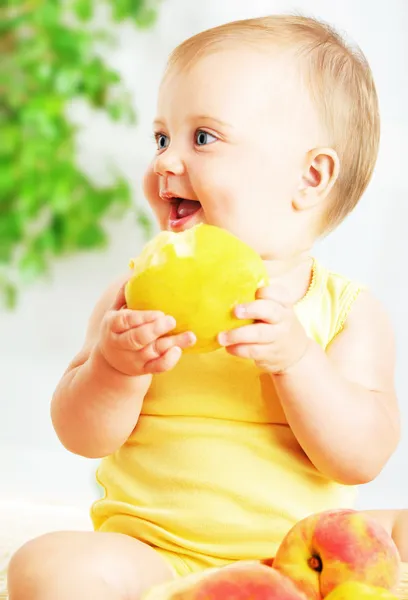 Pequeño bebé comer manzana — Stok fotoğraf