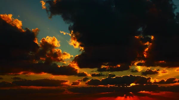 Céu de pôr-do-sol dramático — Fotografia de Stock