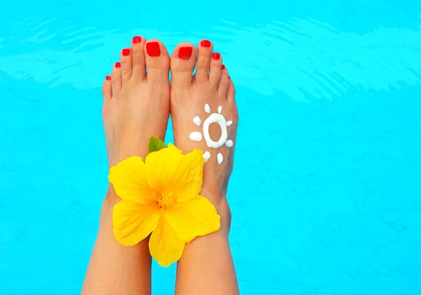Mooie vrouwelijke benen in het zwembad — Stockfoto
