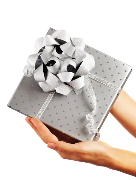 Elleri ile gümüş hediye kutusu — Stok fotoğraf