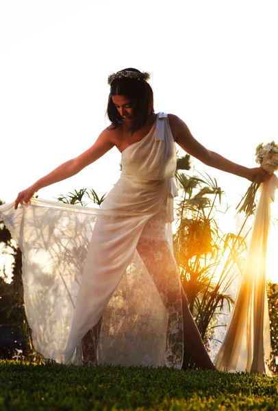 Glückliche Braut bei Sonnenuntergang — Stockfoto