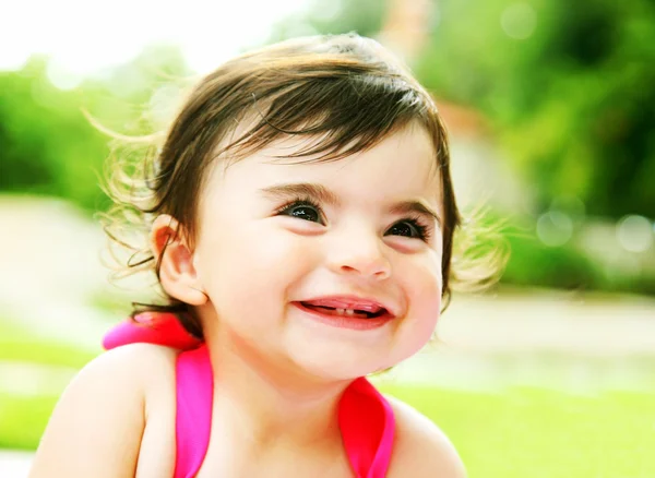 Ευτυχής μικρό κορίτσι closeup πορτρέτο — Φωτογραφία Αρχείου